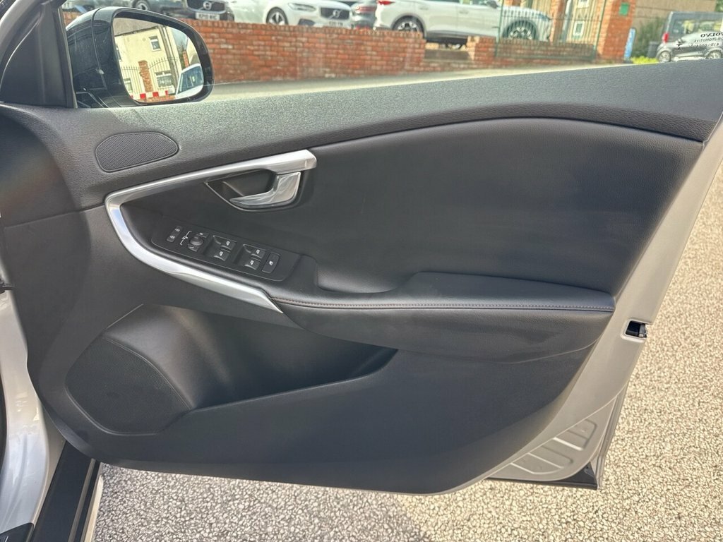 Volvo V40 Cross Country 1.5L Edition White #30