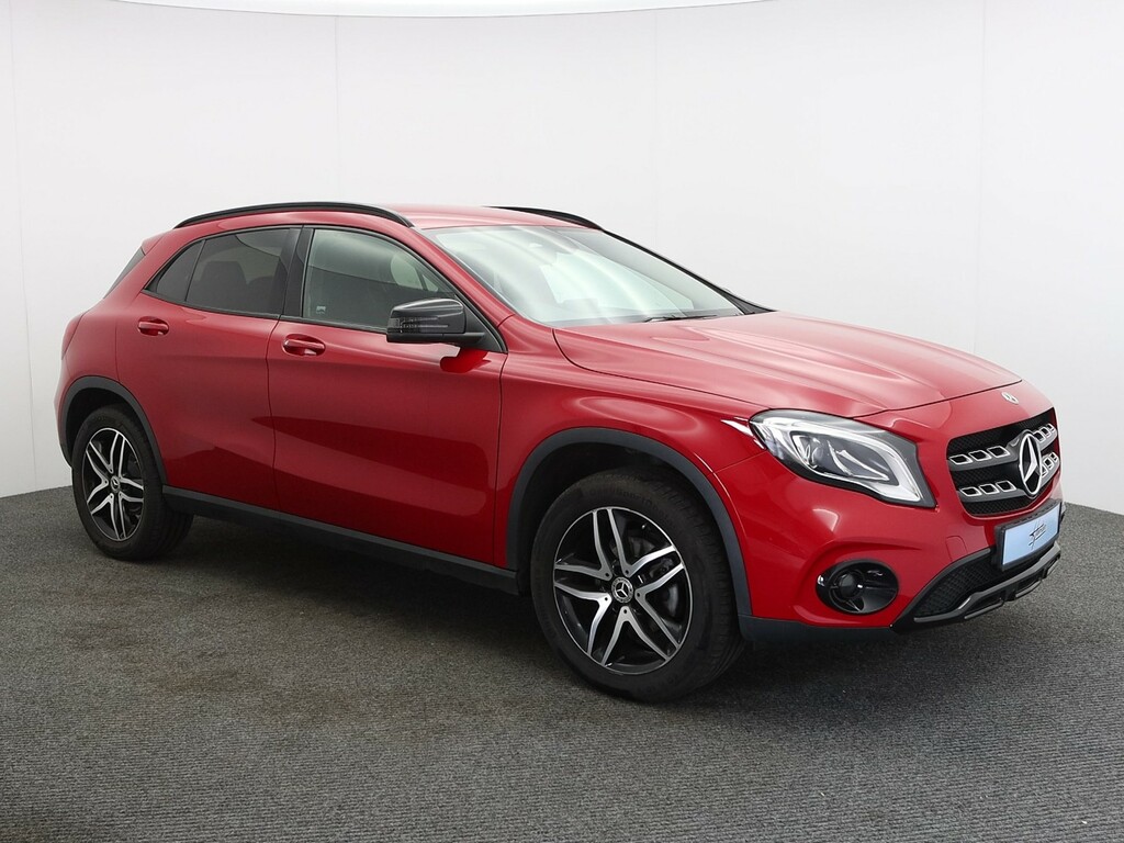 Mercedes-Benz GLA Class 180 Urban Edition Red
