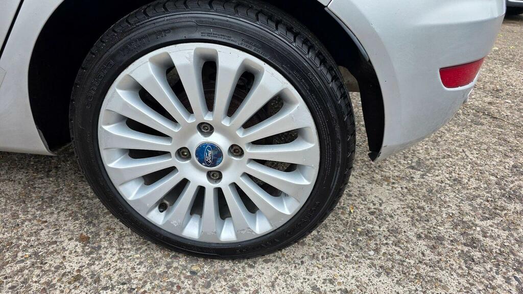 Ford Fiesta 1.25 Zetec 82 Red #33