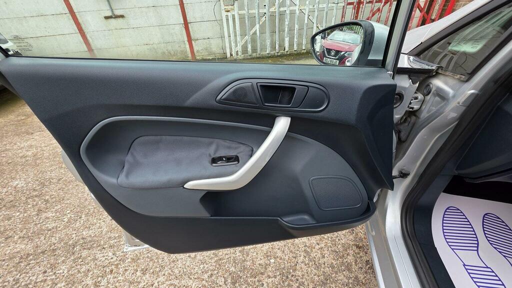 Ford Fiesta 1.25 Zetec 82 Red #28