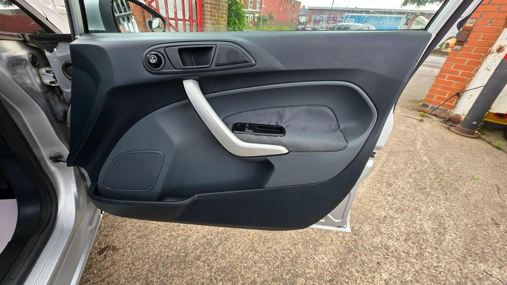Ford Fiesta 1.25 Zetec 82 Red #27