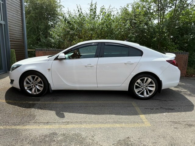 Vauxhall Insignia 2.0 Cdti Sri Nav Hatchback Euro DV16VPA White #2