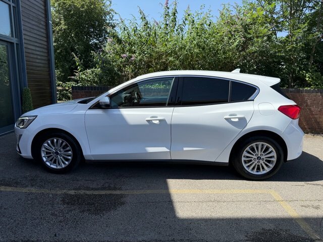 Ford Focus 1.0T Ecoboost Titanium Hatchback EF19OOA White #4