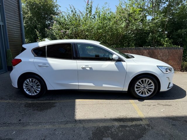 Ford Focus 1.0T Ecoboost Titanium Hatchback EF19OOA White #2