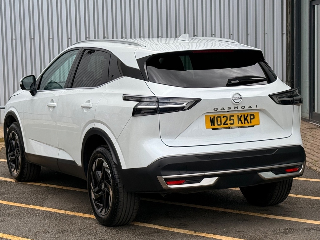 Nissan Qashqai 1.3 Dig-t Mh 158 N-connecta Xtronic WO25KKP White #3