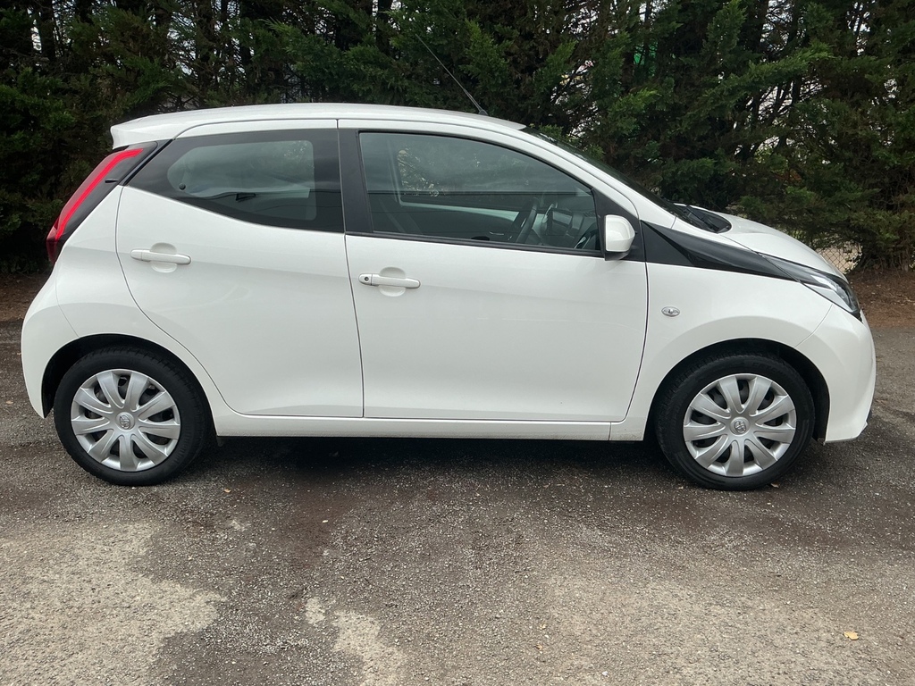 Toyota Aygo 1.0 Vvt-i X-play White #4