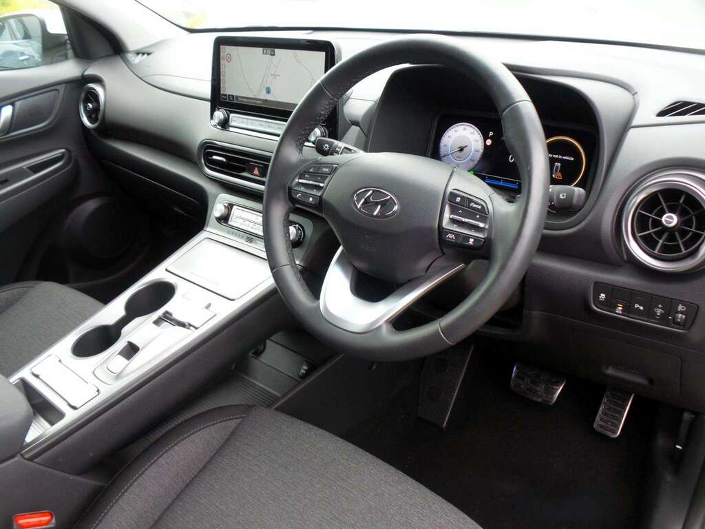 Hyundai Kona Premium White #4