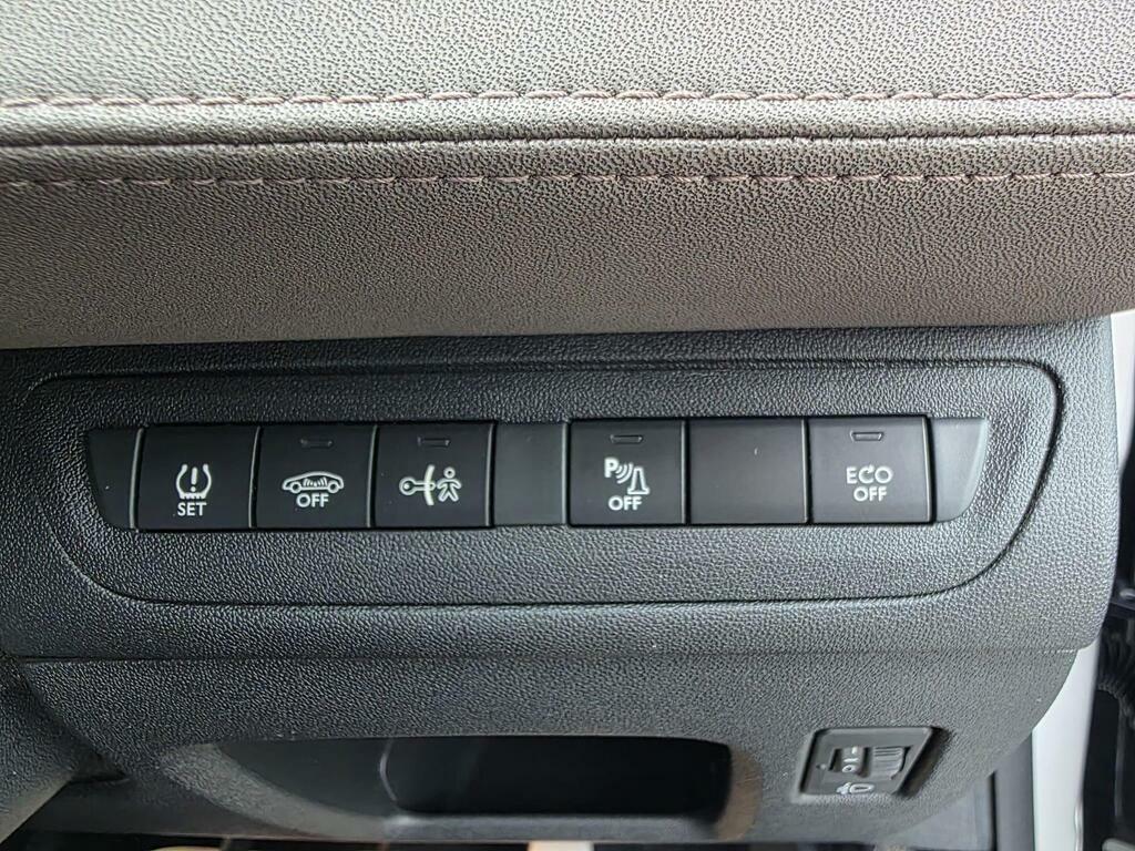 Peugeot 2008 Active White #18