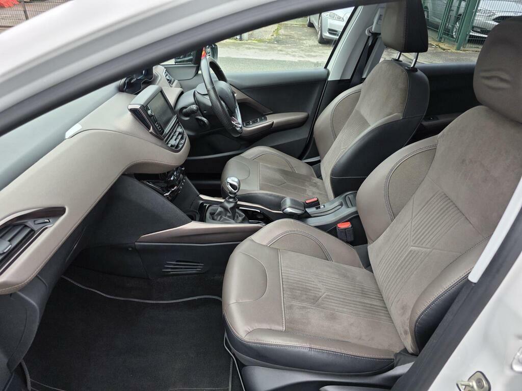 Peugeot 2008 Active White #8