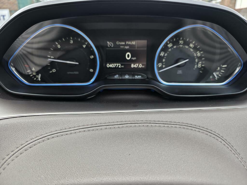 Peugeot 2008 Active White #12