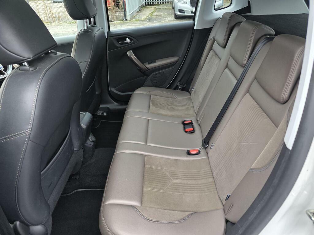 Peugeot 2008 Active White #9