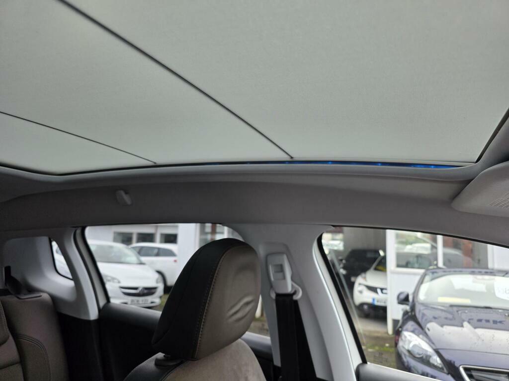 Peugeot 2008 Active White #15