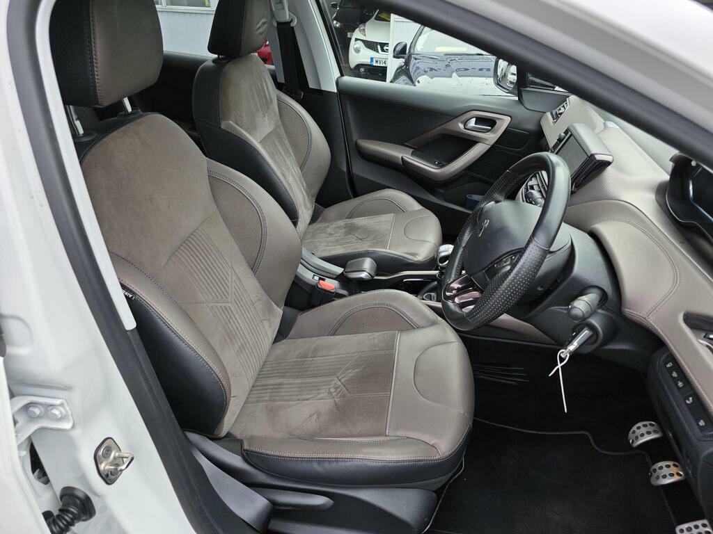 Peugeot 2008 Active White #7