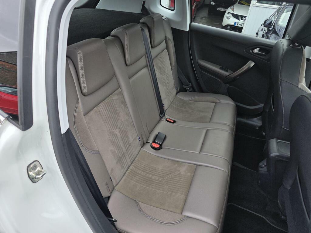 Peugeot 2008 Active White #10