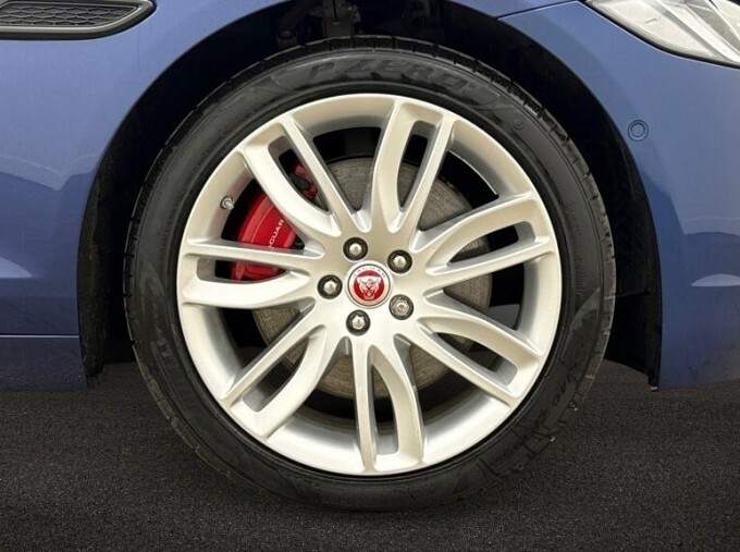 Jaguar XF D200 Se 4-Door Blue #6