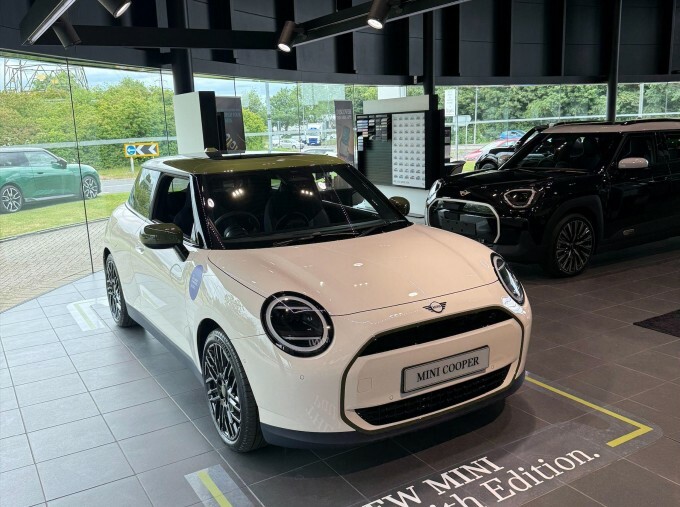 Mini Electric Se 54.2Kwh Paul Smith Edition 3-Door White #2
