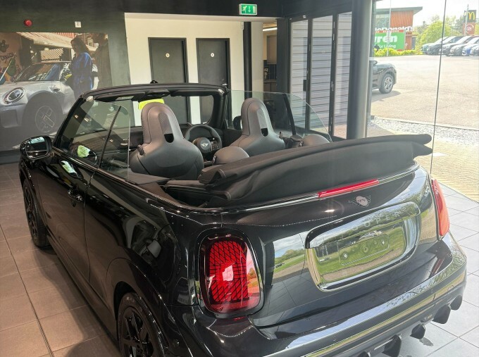 Mini Hatch 2.0C Sport Steptronic Euro 6-Door Black