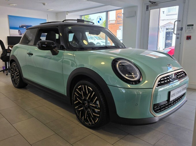 Mini Hatch 1.5C Exclusive Steptronic Euro 6 Green