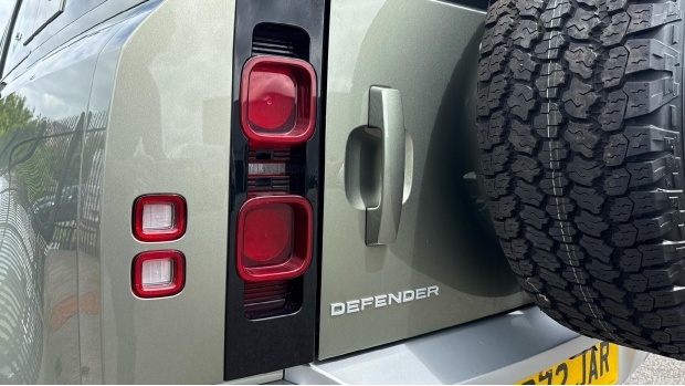 Land Rover Defender 110 Se Brown #19