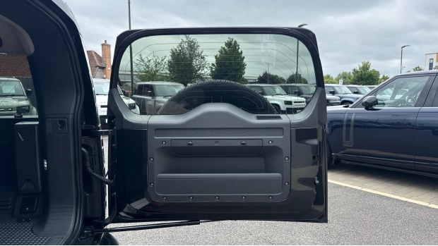 Land Rover Defender 110 2.0 P400e X-dynamic S 110 Black #24