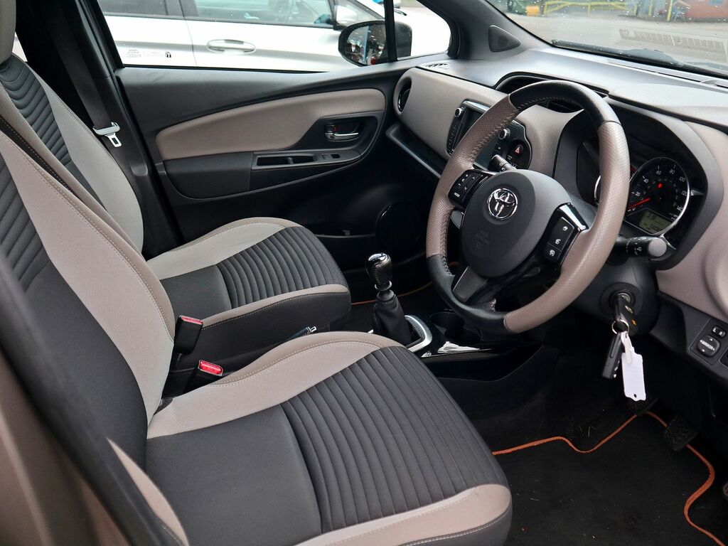 Toyota Yaris Hatchback Red #3