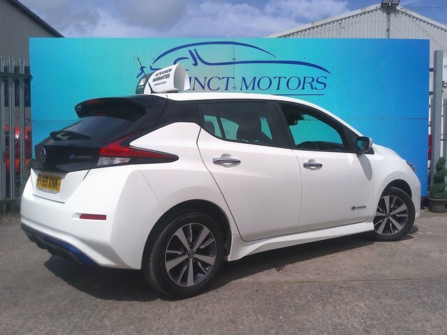 Nissan Leaf Acenta Hatchback PF69XNK White #4