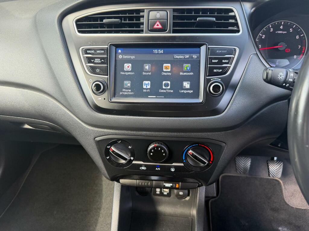 Hyundai I20 1.2 Play Euro 6 Ss White #6