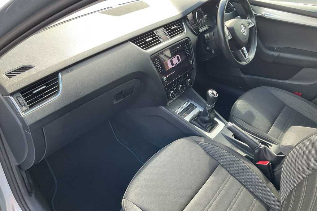 Skoda Octavia 1.6 Tdi Se Technology GM19HKZ Silver #2