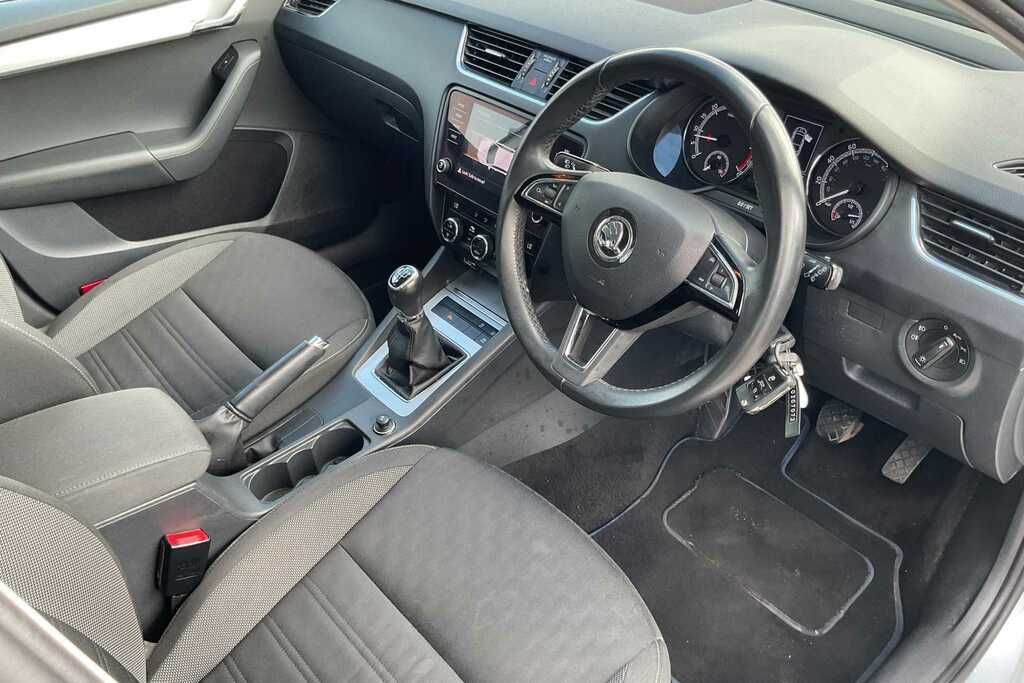 Skoda Octavia 1.6 Tdi Se Technology GM19HKZ Silver #6