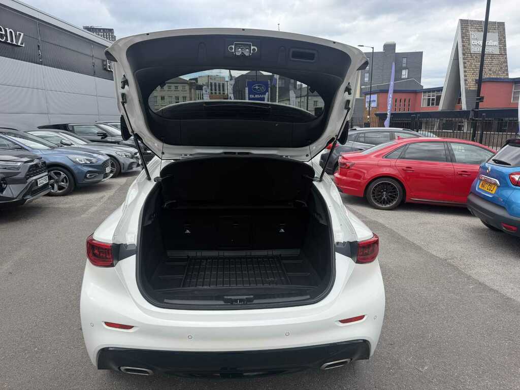 Infiniti Q30 Hatchback 2.2D Sport Dct Euro 6 Ss 201919 White #11
