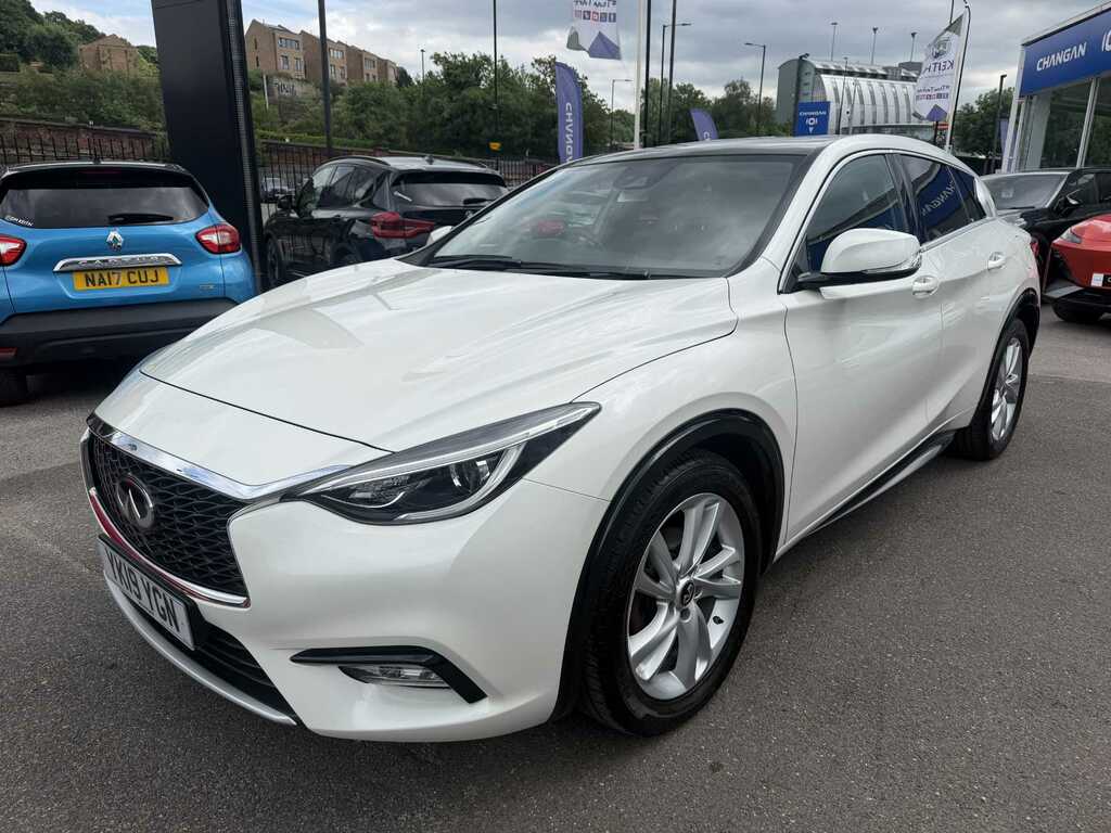Infiniti Q30 1.6T Luxe White #3