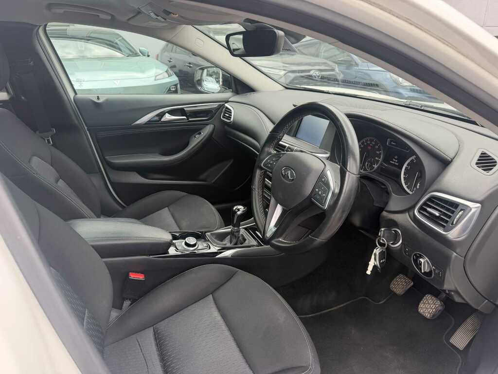 Infiniti Q30 Hatchback 2.2D Sport Dct Euro 6 Ss 201919 White #13