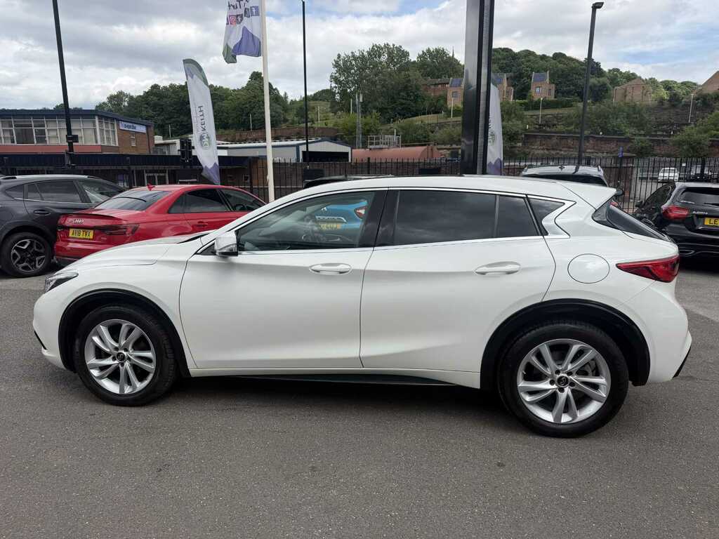 Infiniti Q30 1.6T Luxe White #4