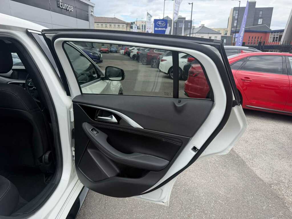 Infiniti Q30 Hatchback 2.2D Sport Dct Euro 6 Ss 201919 White #15