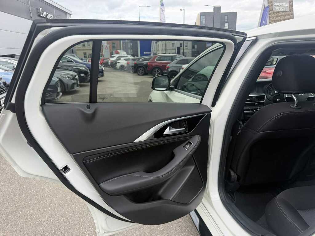 Infiniti Q30 Hatchback 2.2D Sport Dct Euro 6 Ss 201919 White #18