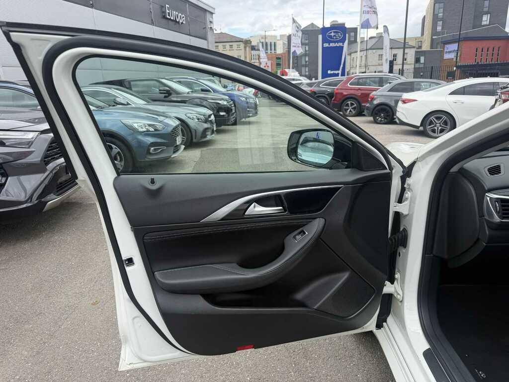 Infiniti Q30 Hatchback 2.2D Sport Dct Euro 6 Ss 201919 White #21