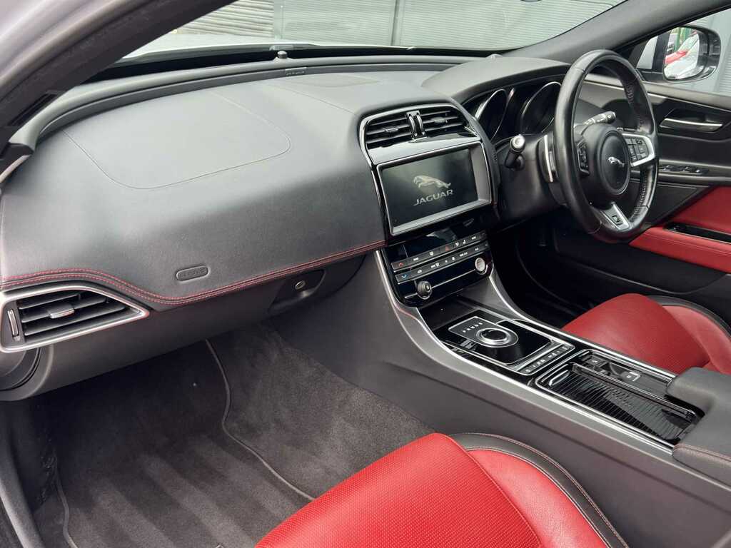 Jaguar XE 2.0D 180 Prestige Awd White #17