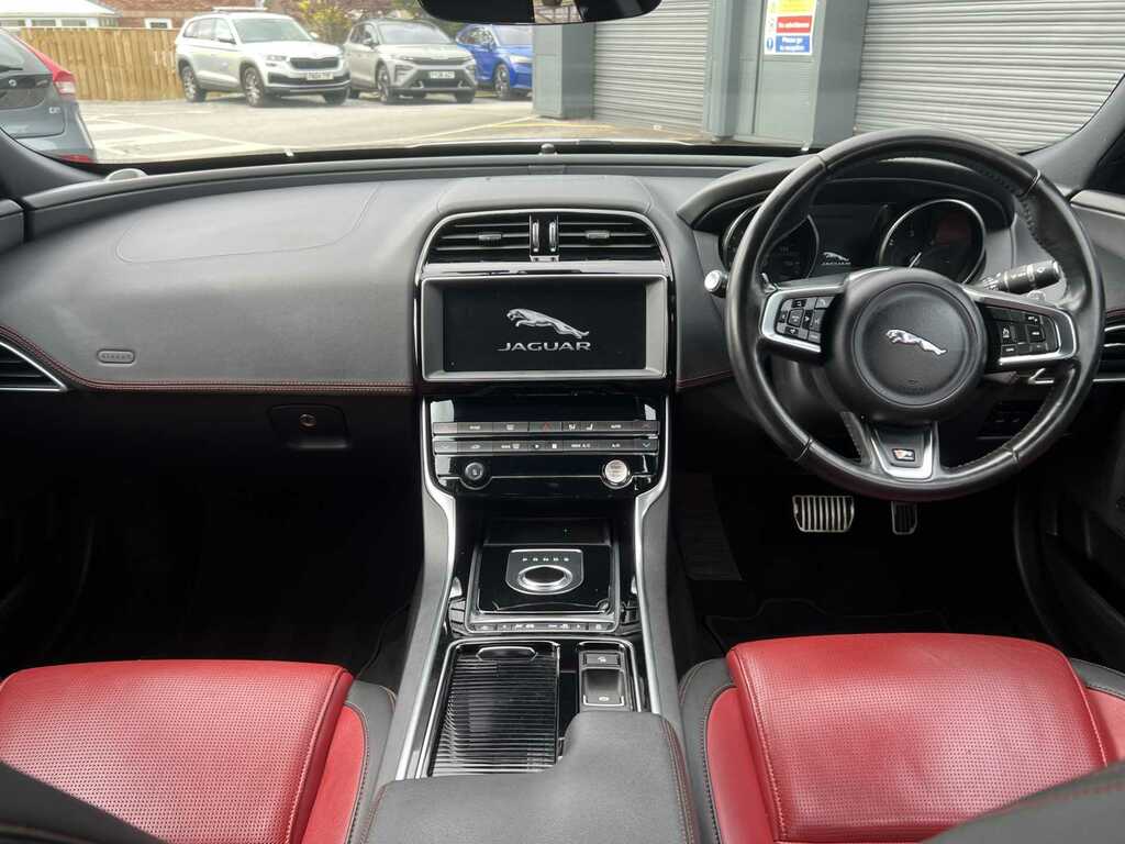 Jaguar XE 2.0D 180 Prestige Awd White #16