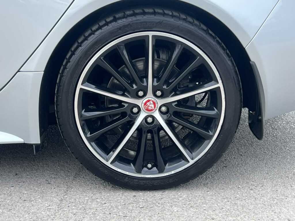 Jaguar XE 2.0D 180 Prestige Awd White #9