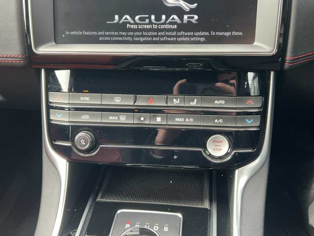 Jaguar XE 2.0D 180 Prestige Awd White #32