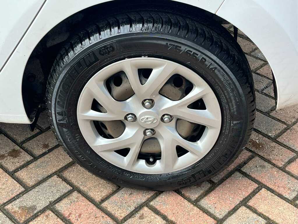 Hyundai I10 Play Red #9