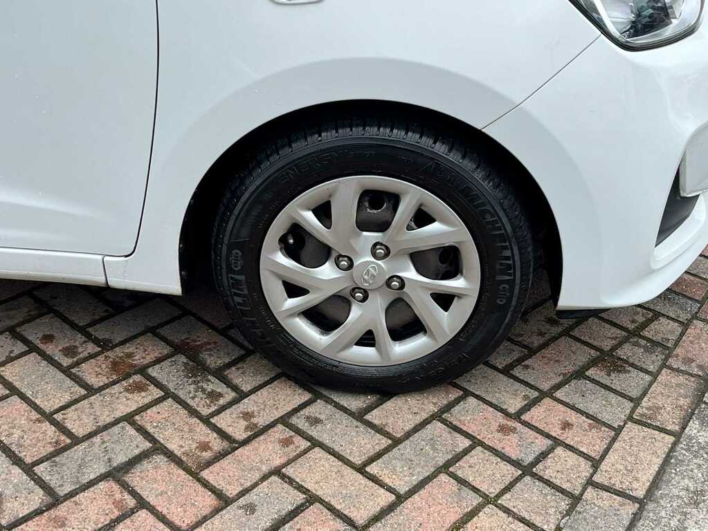 Hyundai I10 Play Red #8