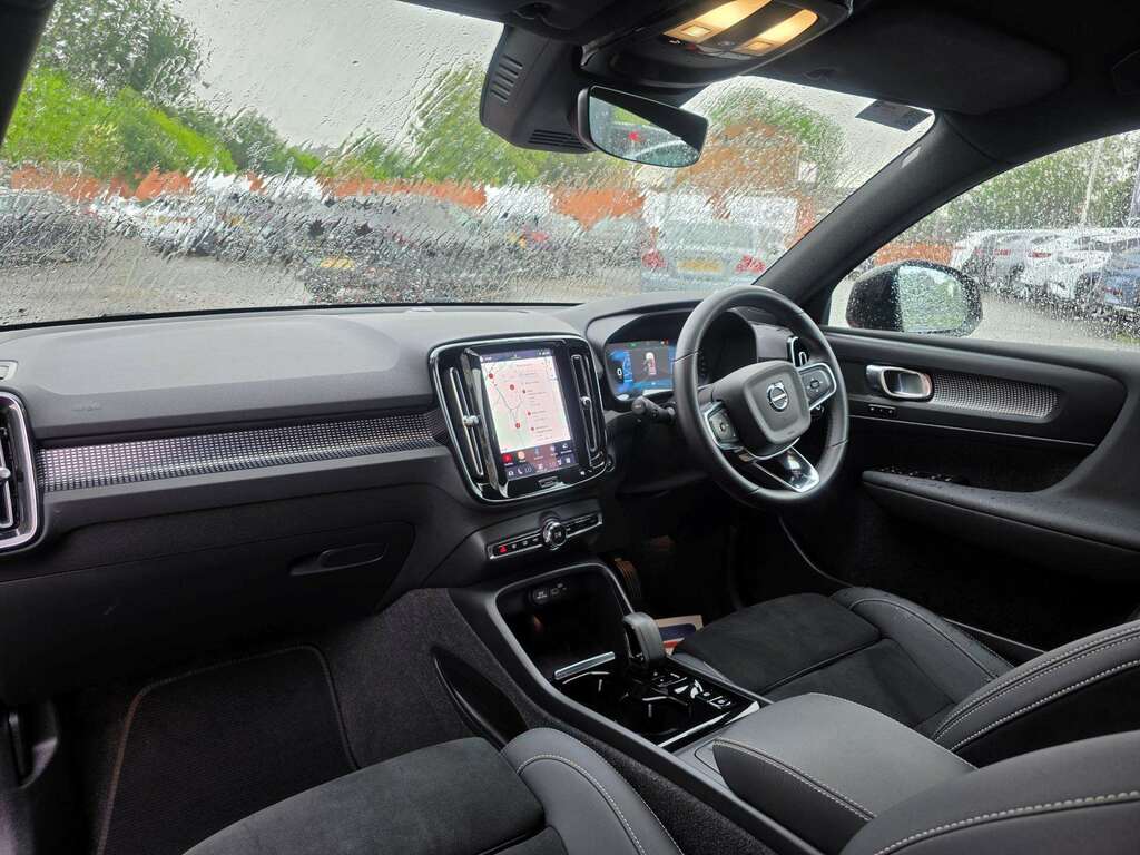 Volvo XC40 2.0 B4p Plus Dark KN73MBX Red #2