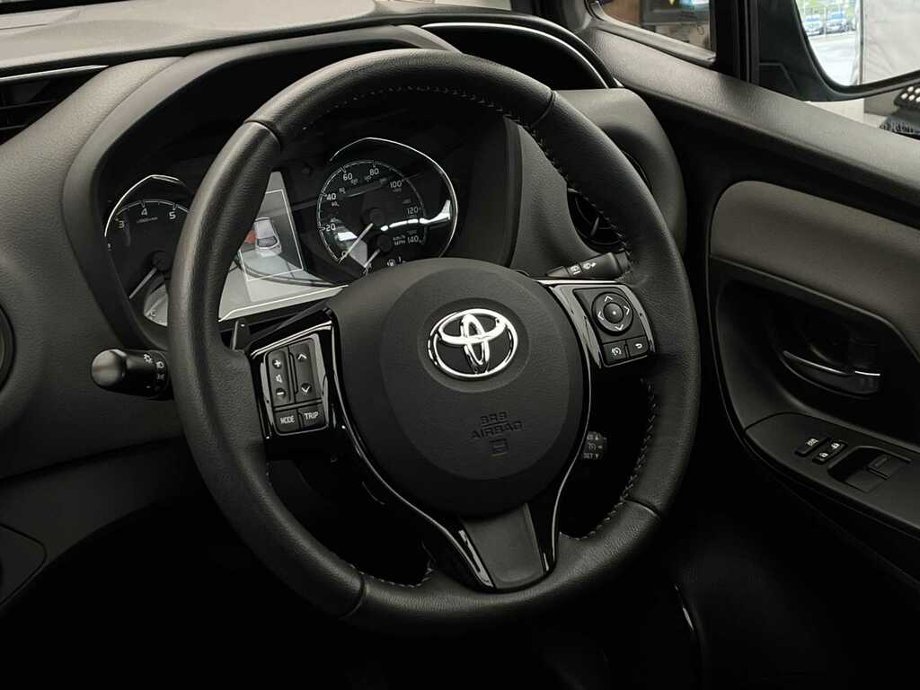 Toyota Yaris Icon Tech Red #25