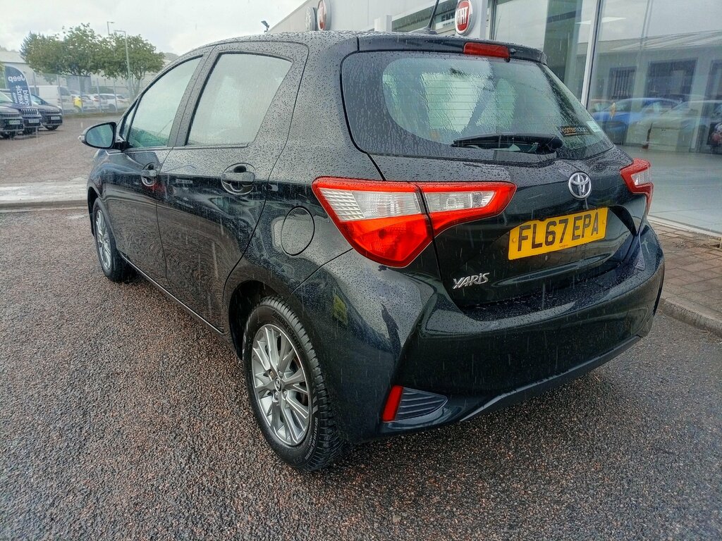 Toyota Yaris 1.0 Vvt-i Icon Black #2