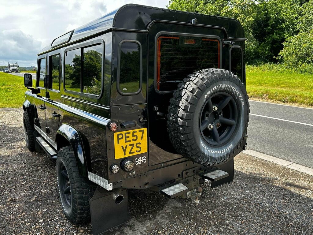 Land Rover Defender 110 110 Hi-cap Pu 121 White #16