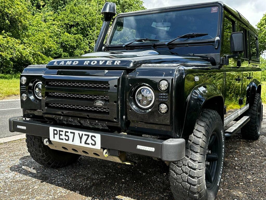 Land Rover Defender 110 110 Hi-cap Pu 121 White #11