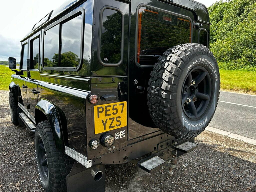 Land Rover Defender 110 110 Hi-cap Pu 121 White #29