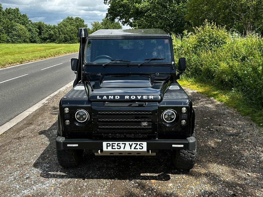 Land Rover Defender 110 110 Hi-cap Pu 121 White #10