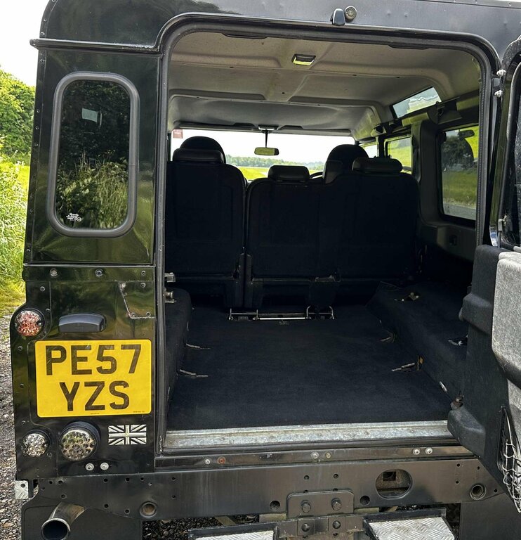 Land Rover Defender 110 110 Hi-cap Pu 121 White #25